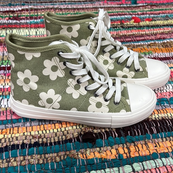 American Eagle Sneakers - Picture 3 of 4